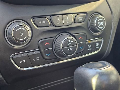 Used 2019 Jeep Cherokee Trailhawk AWD/4WD image 29