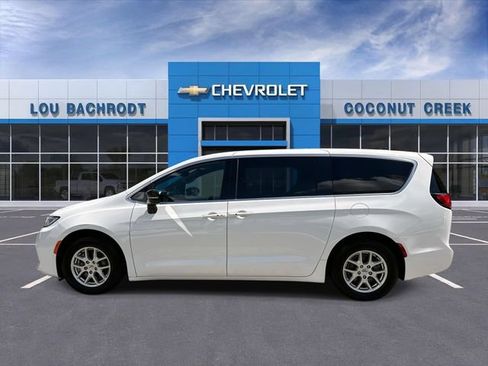 Used 2024 Chrysler Pacifica Touring FWD image 5