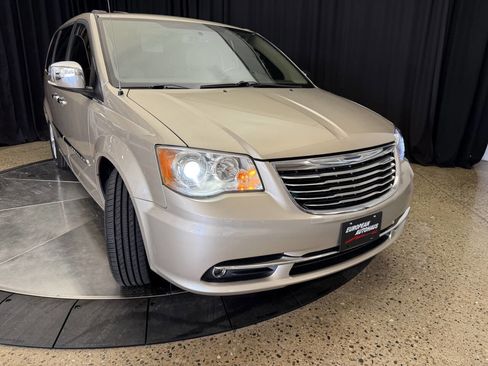Used 2016 Chrysler Town & Country Limited Platinum image 5