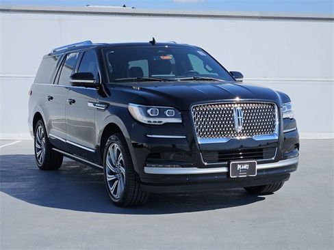Used 2024 Lincoln Navigator L 4WD image 3