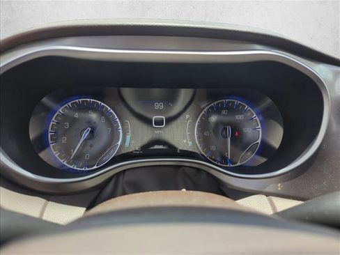 Used 2017 Chrysler Pacifica Touring-L Plus w/ Tire & Wheel Group image 17