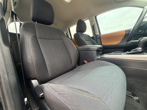 Used 2017 Toyota Tacoma SR5 w/ Tow Package RWD image 32