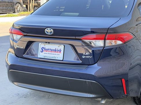 Used 2025 Toyota Corolla LE FWD image 6