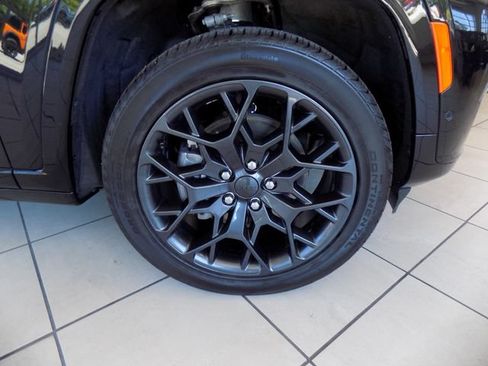 Used 2025 Jeep Grand Cherokee L Summit w/ Obsidian Package AWD/4WD image 10
