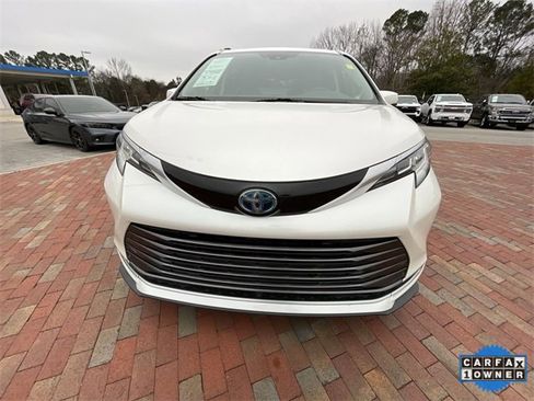 Used 2021 Toyota Sienna Limited image 21