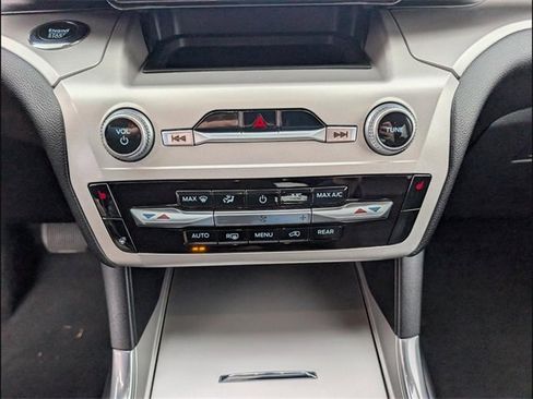 Used 2022 Ford Explorer XLT w/ Equipment Group 202A image 13