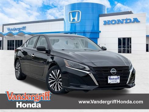 Used 2023 Nissan Altima 2.5 SV image 1