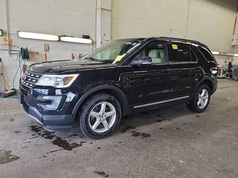Used 2017 Ford Explorer XLT w/ Equipment Group 201A AWD/4WD image 1