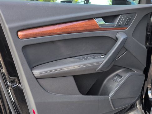 Used 2021 Audi Q5 e Premium Plus w/ Premium Plus Package image 24