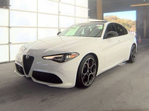 Used 2023 Alfa Romeo Giulia Veloce RWD image 1