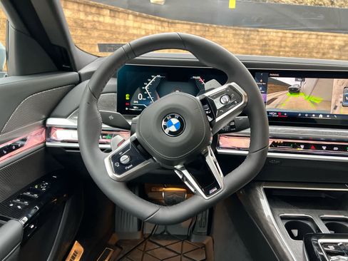 Used 2025 BMW 740i xDrive w/ Premium Package image 10