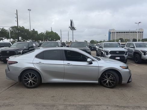 Used 2023 Toyota Camry SE w/ Convenience Package image 4