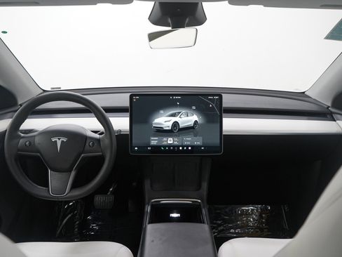 Used 2024 Tesla Model Y Long Range image 13