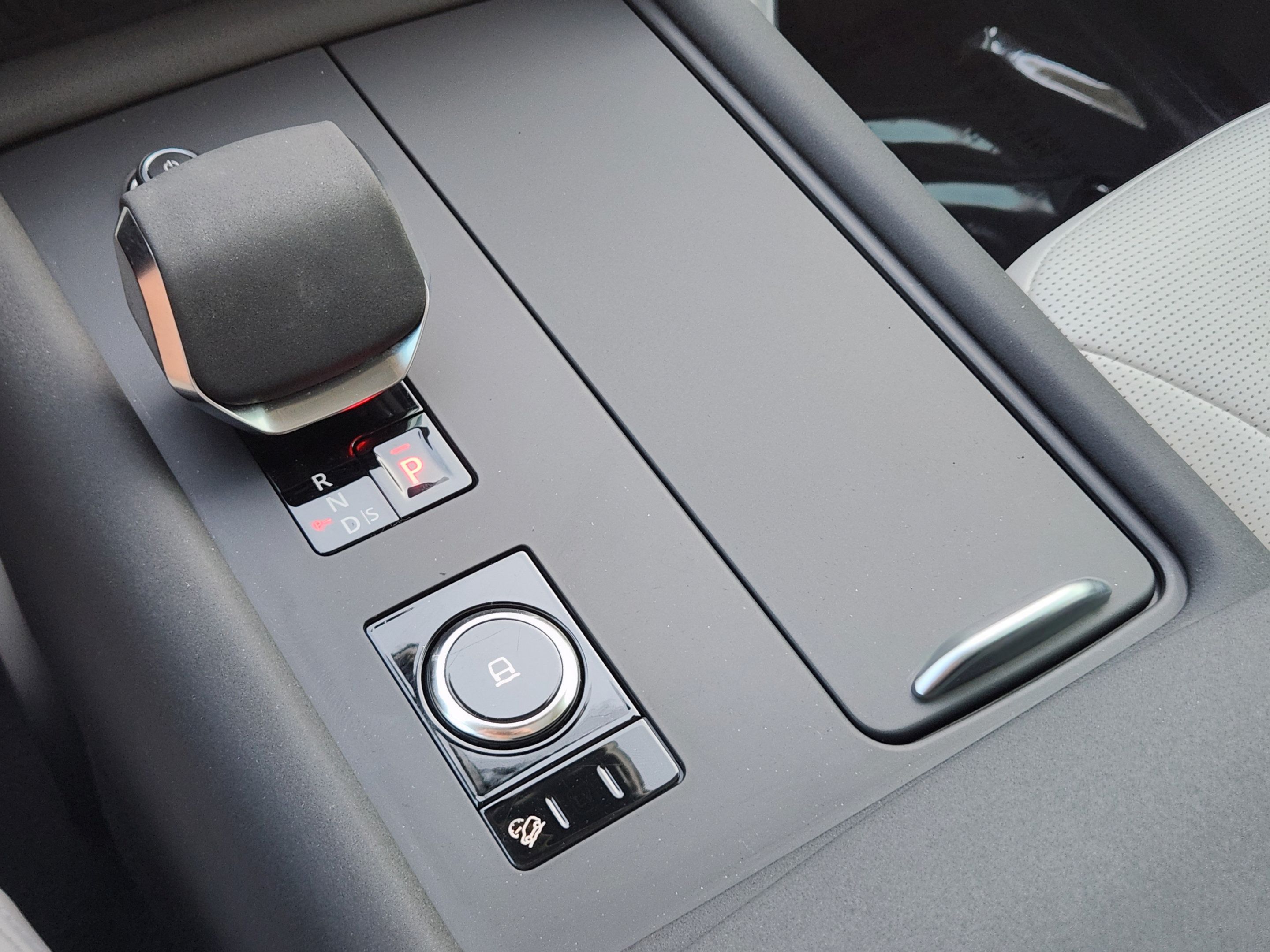 Certified 2025 Land Rover Discovery S AWD/4WD image 17