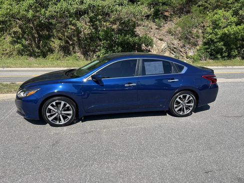 Used 2017 Nissan Altima 2.5 SR w/ LED Appearance Package FWD image 3