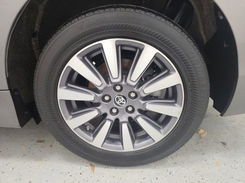 Used 2018 Toyota Sienna XLE image 10