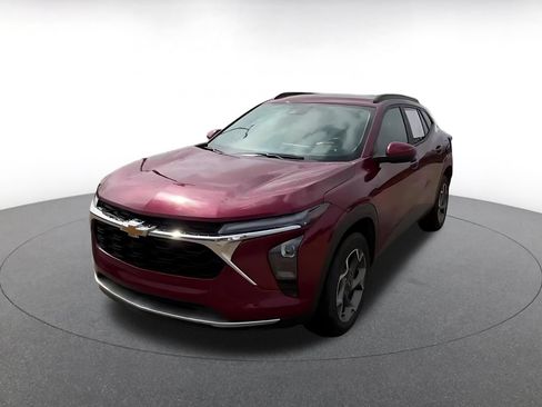 Used 2025 Chevrolet Trax LT FWD image 6