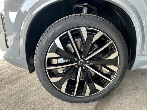 New 2026 Volvo XC90 B6 Plus w/ Protection Package Premier image 8