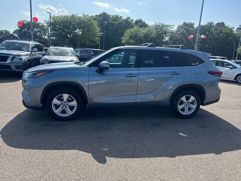 Used 2023 Toyota Highlander LE FWD image 4