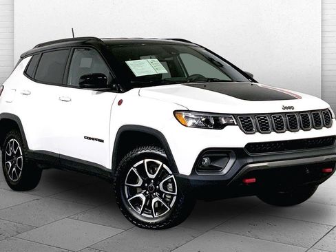 Used 2025 Jeep Compass Trailhawk AWD/4WD image 1