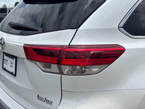 Used 2018 Toyota Highlander LE FWD image 15