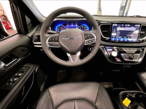 Used 2025 Chrysler Pacifica Select image 5