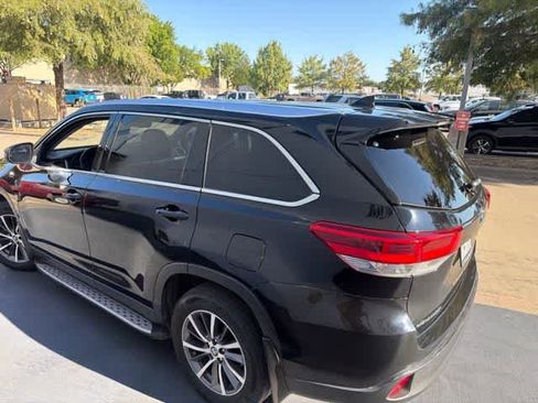 Used 2019 Toyota Highlander XLE AWD/4WD image 3