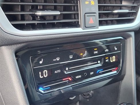 New 2025 Volkswagen Taos SE image 18