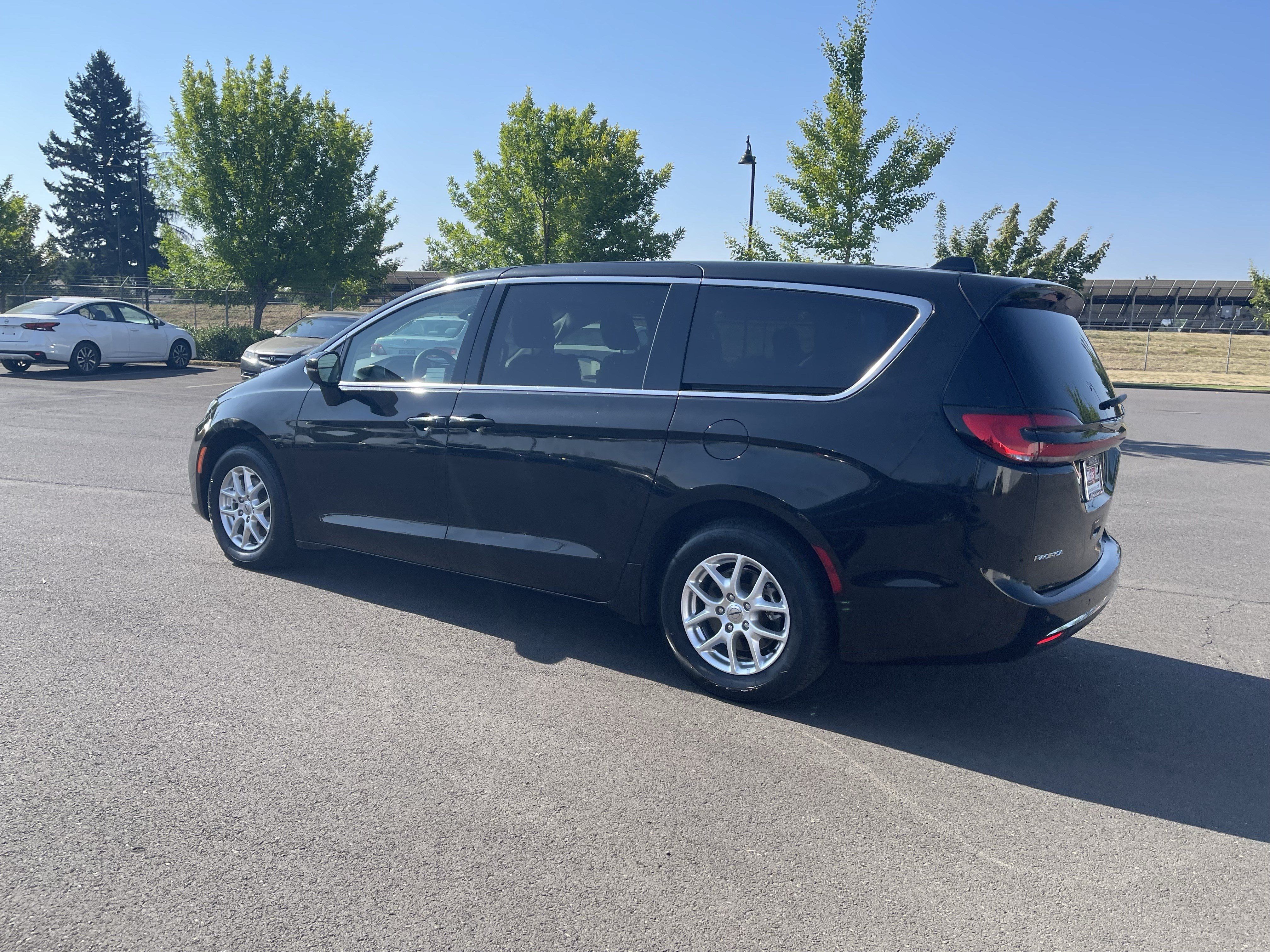 Used 2023 Chrysler Pacifica Touring-L FWD image 3