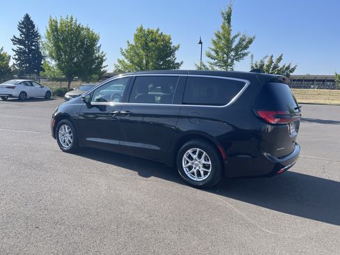 Used 2023 Chrysler Pacifica Touring-L FWD image 3