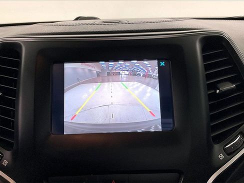 Used 2019 Jeep Cherokee Latitude Plus w/ Comfort/Convenience Group image 14