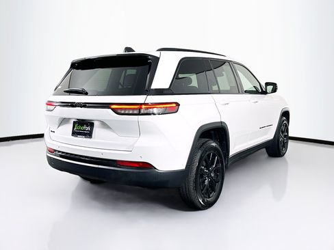 Used 2025 Jeep Grand Cherokee Altitude AWD/4WD image 9