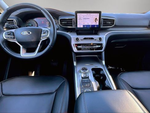 Used 2024 Ford Explorer XLT w/ Equipment Group 202A image 7