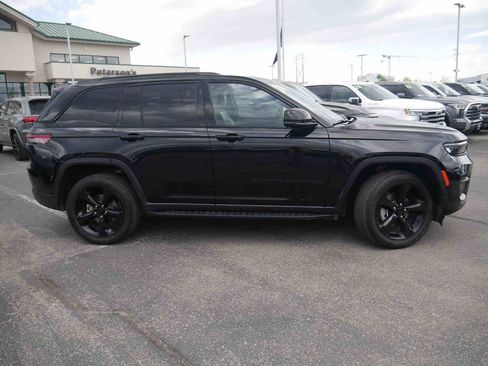 Certified 2024 Jeep Grand Cherokee Altitude AWD/4WD image 17