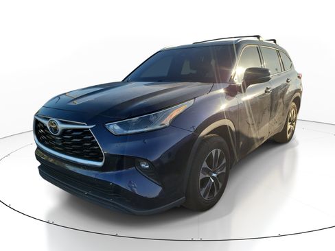 Used 2021 Toyota Highlander XLE FWD image 3