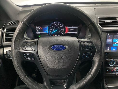 Used 2018 Ford Explorer XLT w/ Equipment Group 202A image 9