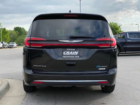 Used 2023 Chrysler Pacifica Touring-L FWD image 6