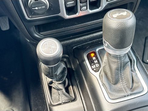 Used 2024 Jeep Wrangler Unlimited Sahara AWD/4WD image 16