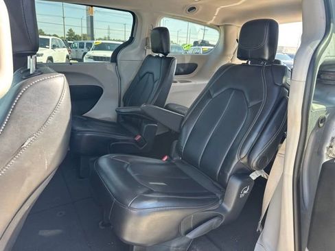 Used 2024 Chrysler Pacifica Touring-L FWD image 6