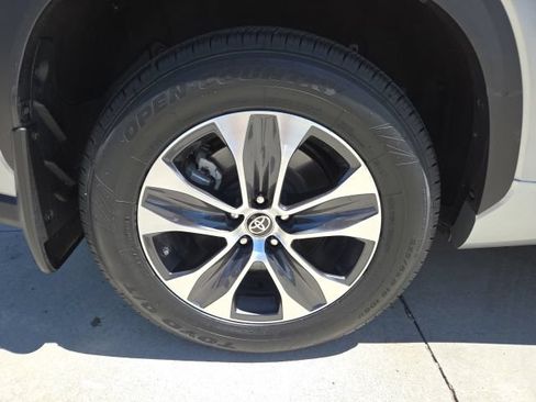Used 2021 Toyota Highlander XLE AWD/4WD image 13