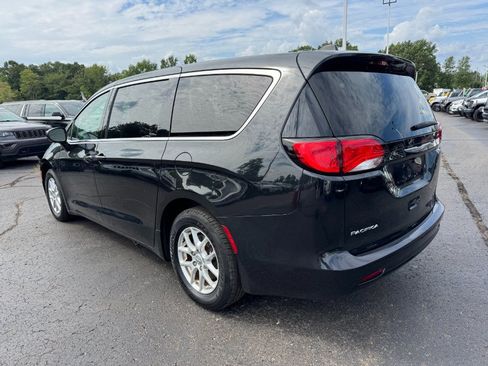 Used 2017 Chrysler Pacifica Touring FWD image 3