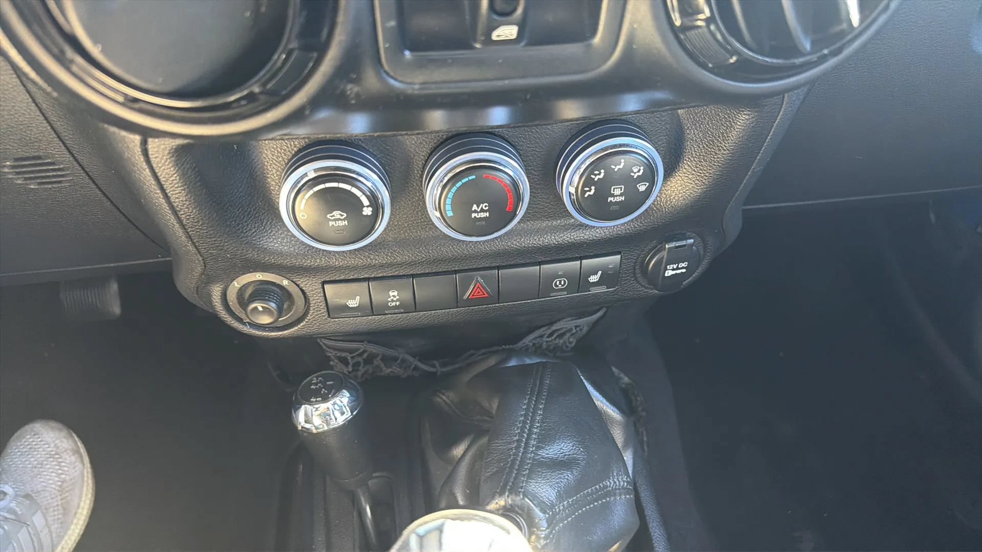 Used 2014 Jeep Wrangler Unlimited Sahara w/ Dual Top Group AWD/4WD image 16