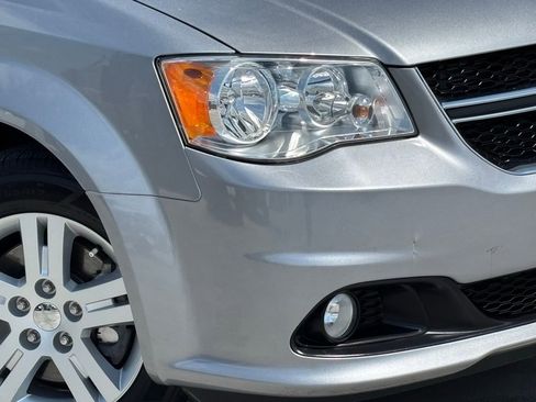 Used 2019 Dodge Grand Caravan SXT image 3