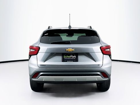 Used 2025 Chevrolet Trax LT FWD image 7