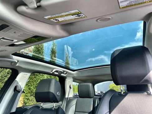 Used 2025 Land Rover Discovery Sport S image 19