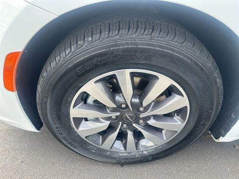 Used 2023 Chrysler Pacifica Limited FWD image 7