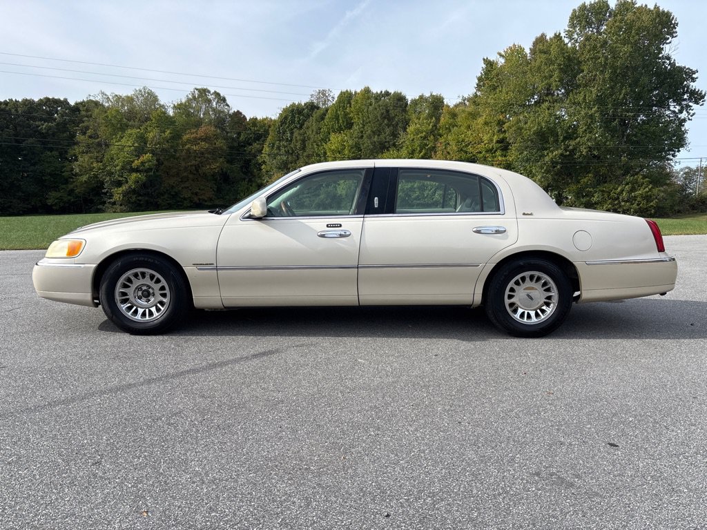 Used 2002 Lincoln Town Car Cartier L RWD image 2