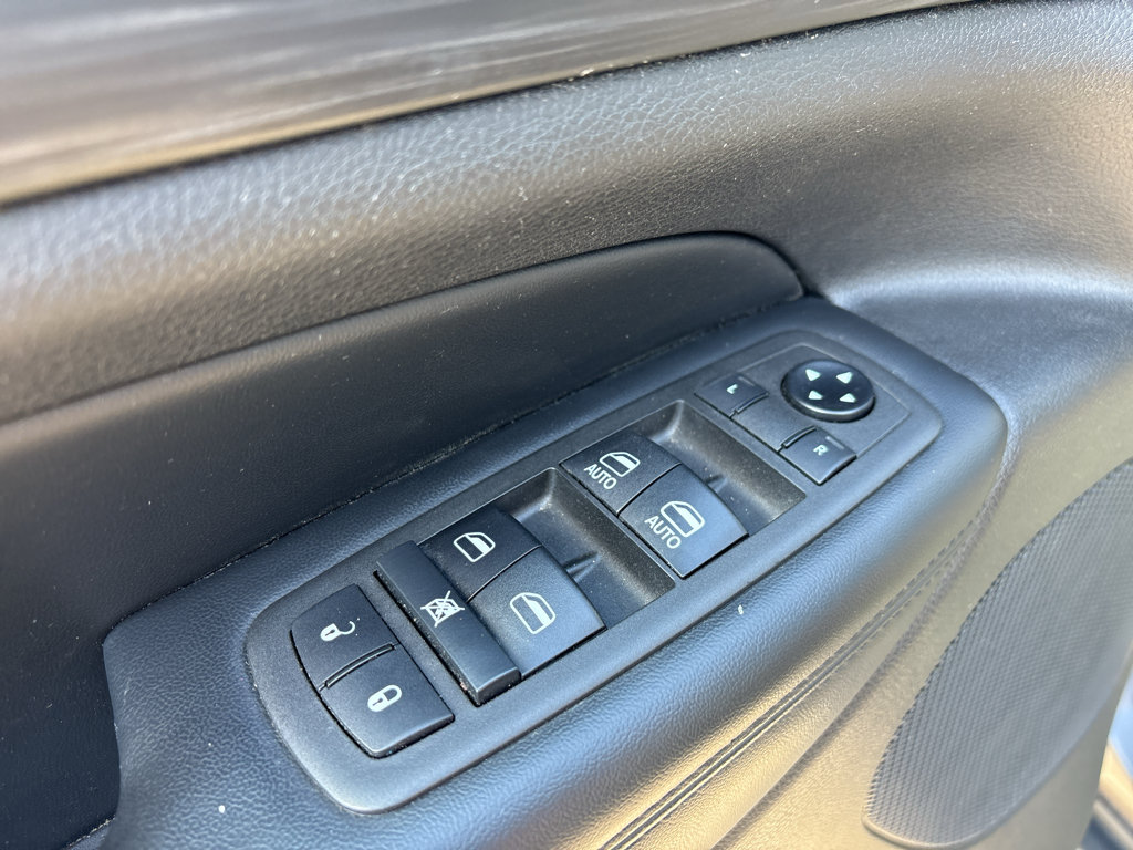Used 2021 Jeep Grand Cherokee Laredo AWD/4WD image 15