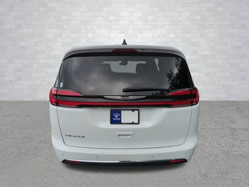 Used 2024 Chrysler Pacifica Touring-L FWD image 6