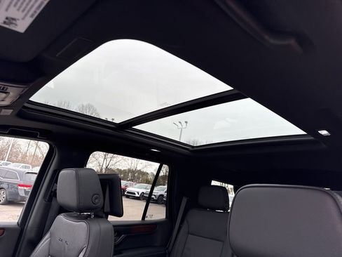 Used 2025 GMC Yukon Denali w/ Denali Reserve Package image 12